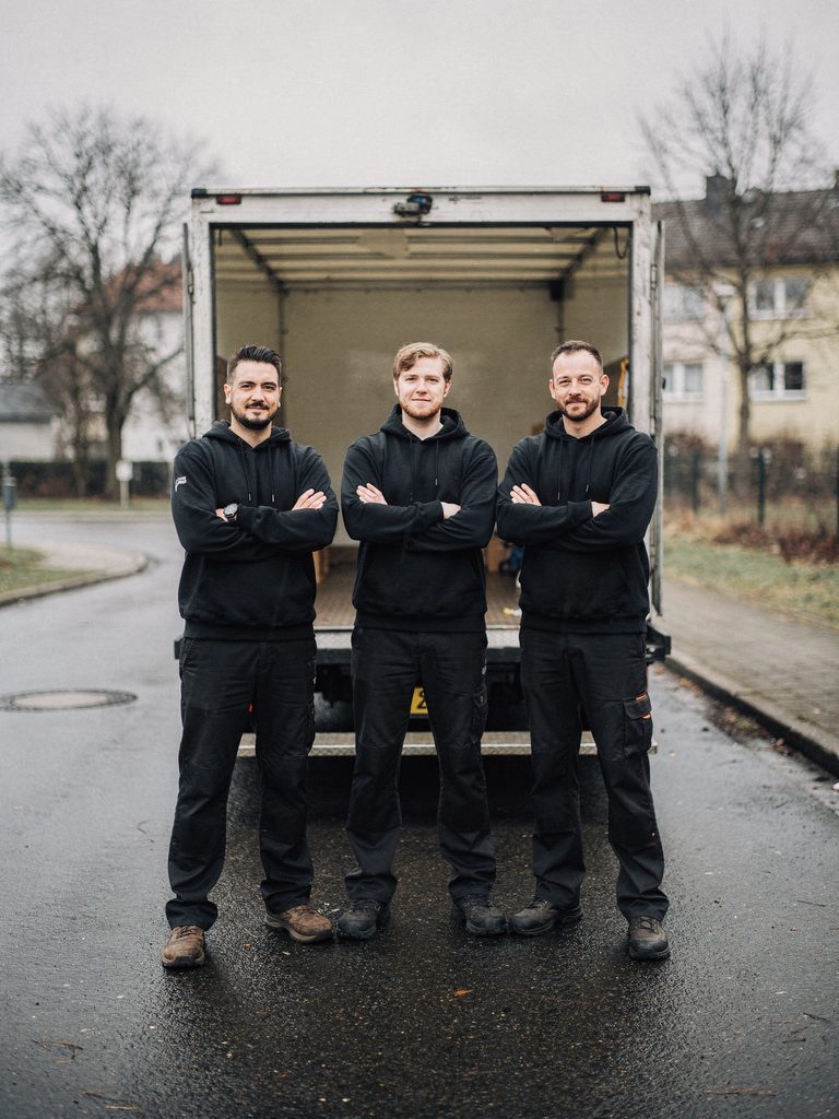 Das Team von Kottke-Umzüge vor dem geöffneten Umzugstransporter